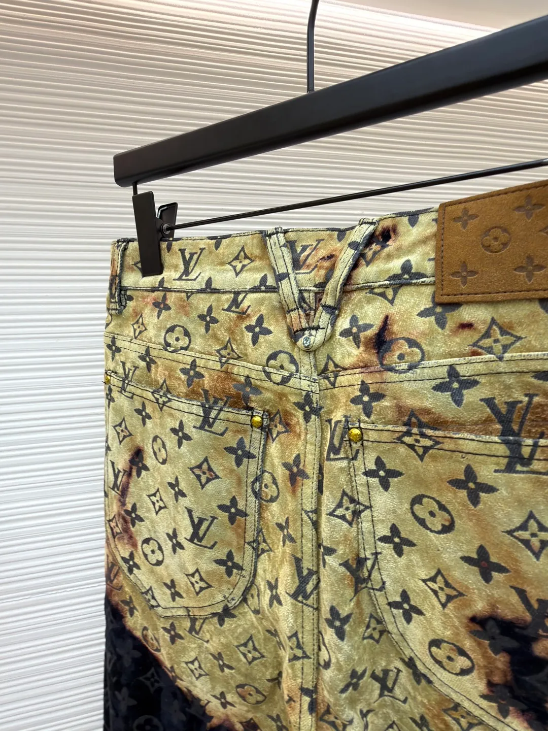 LOUIS VUITTON bonfire flocked denim trousers ●Original version: purchased and developed by 12889 ●Item number: 1681659-C55 ●Fabric: jacquard flocked denim fabric ●Technology: Shaohua production ●Version: fitted version ●Weight: about 850 grams ●Size: 30-32-34-36 ●Description: Jacquard flocked denim fabric using twill weave. The texture is thick and the twill texture and clear lines have been properly processed. The fabric is custom-dyed and spun yarn is flocked, with the classic presbyopia pattern throughout. The entire piece of garment is cut using infrared laser positioning. The body is cut by hand to match the pattern. The pieces are cut and positioned to match the pattern. The entire width of the garment is fixed with single-needle embroidery in thick lines. From the waistband, trouser pockets, and pockets, all are made to high-end sewing standards, and multiple processes are exclusively developed and customized, resulting in huge fabric losses. Each piece is made by a master with rich washing experience. He uses gauze to dip acrylic paint and apply it evenly on the flocking surface by hand according to the original positioning method. The dyeing time is controlled, and the scrap rate of defective products is extremely high. Each large piece presents a unique fire cloud effect. The overall wiring is straight and delicate, the fabric is comfortable and soft, and the color is consistent without color difference. It can be matched with the same style to create a fashionable look and control various occasions. Customized accessories, complete with three standards, same style for men and women!